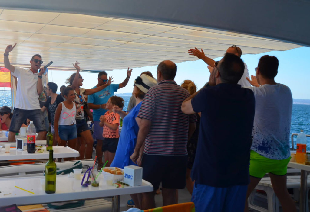 Celebración de la comida en el catamarán en la excursión con comida en el barco de O Grove en la Ría de Arousa”