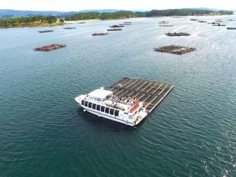 panorámica de la Ria de Arousa con el barco en una batea