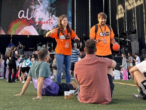 Público relajado en el Festival Costa Feira de Sanxenxo durante la tarde, escenario al fondo