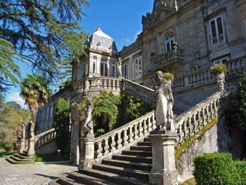 Arquitectura señorial en Galicia: escalinata de piedra con esculturas y jardín en un pazo de las Rías Baixas